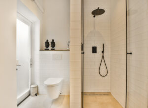 Witte badkamer met zwarte details